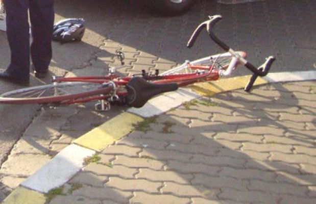 A dat cu bicicleta într-o maşină